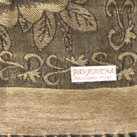 Pashmina tan floral print large scarf, 70% pashmina 30% silk. Used condition. - Picture 5 of 7